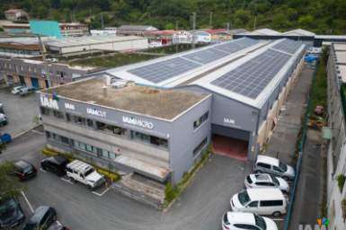 Foto nave de IAM mostrando la instalación de placas solares