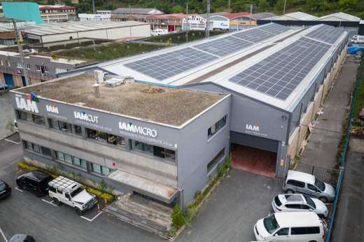 Foto nave de IAM mostrando la instalación de placas solares